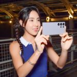Serena Fang Instagram - 踩著滑輪 🛼漫遊街頭 記得小學時常常穿著溜冰鞋在家裡附近 穿梭大街小巷像是探險家一樣 現在想想，其實小時候就喜歡速度感了吧！ 難怪會愛上跑步（笑） 重新穿上溜冰鞋發現還是一樣快樂的咻💨 最近在路上除了遇到練跑的我， 可能還能抓到正在滑輪的我😉 隨性的用自己的步調 感受每一個生活當下 來一場說走就走的旅程 把美好，或瞬間或靈感一一抓住 跟喜歡的人分享  很多古靈精怪閃過的想法 夜晚街頭閃閃發亮的浪漫燈光 都被誠實的記錄下來 帶著 Samsung Galaxy S24 Ultra #一出手就搞定 #超明亮暗夜人像攝影 功能著實讓我驚喜 在夜拍的狀態下光影的細節跟顯色氛圍 一點都沒有因為補光犧牲照片畫質 再也不被環境限制，隨時都能分享眼前畫面 給那個不能一同欣賞美景的人 Galaxy AI 更像是多了一個私人秘書， #智慧自動摘要 實在太驚豔 說走就走的旅程，語音輸入備忘清單 還能直接幫你分類重點跟摘要 不怕隨手的筆記，雜亂無章 而且還有翻譯功能！這根本就是完美秘書啊～ 主題式感應保護殼 就像是超壯的保鑣穿上了玩偶裝 既可愛又安全，安裝還可同步更換主題的鎖定畫面 愛不釋手到，拿到手機就捨不得拆下殼！！ 對了！現在 Galaxy S23 旗艦系列也能擁有 Galaxy AI 功能，趕快一起體驗！ #TeamGalaxy #GalaxyS24Series #一出手就搞定 @samsungtaiwan