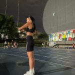 Serena Fang Instagram - 身為跑者，站上起跑線就是ㄧ種勝利 紐約馬之後整整休了ㄧ個月 今天回歸踏上跑道 休息的這段日子 0跑量直接廢 練 拼搏到底 廢 休到炸裂 真的是完全沒有遺憾隨心所欲那種 也想讓身體跟心靈都能放鬆休息 長跑除了體能，更多是練心 本來想，訓練重新開始 心情會不會反抗？厭煩？還會跑嗎？ 結果從下午 ㄧ想到要跑步就有點興奮呢！ 這是什麼奇怪體質 換上跑步習慣的服裝 套上紐約馬的外套、跑錶ㄧ按 在這個陪伴我幾個月的跑道上 緩緩的跑動前進著 有種回到幾個月前開始訓練的感覺 想起了第一天在同個跑道 測試跑到暈倒 那時像倉鼠一樣ㄧ直繞圈圈 熱到昏，想著5k什麼時候跑完 又同時跟紐約馬比賽時的片段交錯 冷空氣，熱情的群眾跟一座又ㄧ座的大橋 快樂感受著42k的奇幻旅程 又回到最初的這裡 在生命留下了印記 希望能用自己的經驗鼓勵更多的人 從零開始也能挑戰自我 看著跑道上滿滿的人群也同樣在努力 那種熱血的心情又回來了 不管有沒有參加賽事 都喜歡在跑道上規律前進著 跑步 很快樂 我是真正跑者了呢！ #run #marathon #runyourway #newbalance Special thanks @garmintw #265s 多彩觸控螢幕 輕盈的陪伴跑步旅程