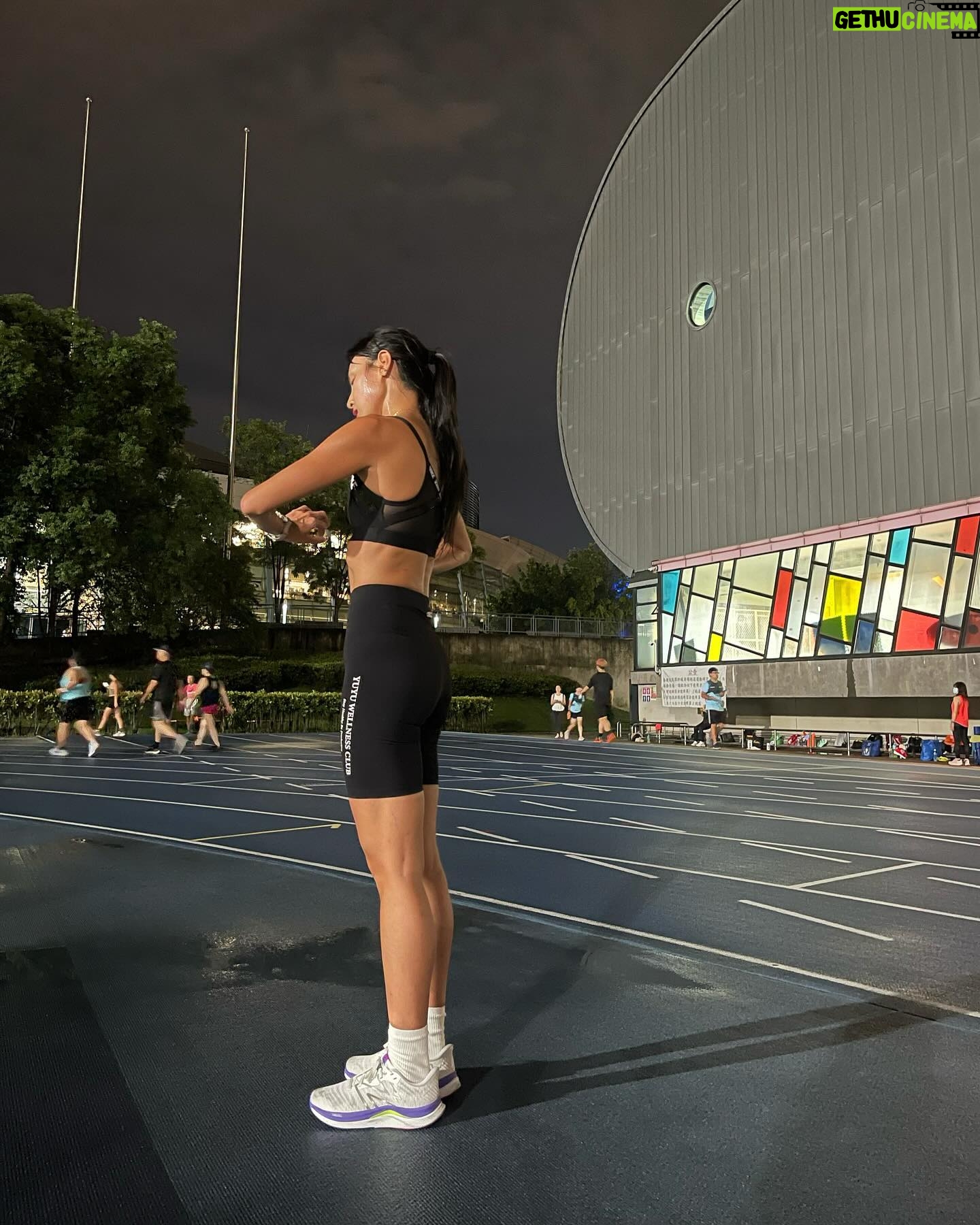 Serena Fang Instagram - 身為跑者,站上起跑線就是ㄧ種勝利 紐約馬之後整整休了ㄧ個月 今天回歸踏上跑道 休息的這段日子 0跑量直接廢 練 拼搏到底 廢 休到炸裂 真的是完全沒有遺憾隨心所欲那種 也想讓身體跟心靈都能放鬆休息 長跑除了體能,更多是練心 本來想,訓練重新開始 心情會不會反抗?厭煩?還會跑嗎? 結果從下午 ㄧ想到要跑步就有點興奮呢! 這是什麼奇怪體質 換上跑步習慣的服裝 套上紐約馬的外套、跑錶ㄧ按 在這個陪伴我幾個月的跑道上 緩緩的跑動前進著 有種回到幾個月前開始訓練的感覺 想起了第一天在同個跑道 測試跑到暈倒 那時像倉鼠一樣ㄧ直繞圈圈 熱到昏,想著5k什麼時候跑完 又同時跟紐約馬比賽時的片段交錯 冷空氣,熱情的群眾跟一座又ㄧ座的大橋 快樂感受著42k的奇幻旅程 又回到最初的這裡 在生命留下了印記 希望能用自己的經驗鼓勵更多的人 從零開始也能挑戰自我 看著跑道上滿滿的人群也同樣在努力 那種熱血的心情又回來了 不管有沒有參加賽事 都喜歡在跑道上規律前進著 跑步 很快樂 我是真正跑者了呢! #run #marathon #runyourway #newbalance Special thanks @garmintw #265s 多彩觸控螢幕 輕盈的陪伴跑步旅程