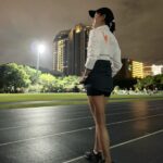 Serena Fang Instagram - 身為跑者，站上起跑線就是ㄧ種勝利 紐約馬之後整整休了ㄧ個月 今天回歸踏上跑道 休息的這段日子 0跑量直接廢 練 拼搏到底 廢 休到炸裂 真的是完全沒有遺憾隨心所欲那種 也想讓身體跟心靈都能放鬆休息 長跑除了體能，更多是練心 本來想，訓練重新開始 心情會不會反抗？厭煩？還會跑嗎？ 結果從下午 ㄧ想到要跑步就有點興奮呢！ 這是什麼奇怪體質 換上跑步習慣的服裝 套上紐約馬的外套、跑錶ㄧ按 在這個陪伴我幾個月的跑道上 緩緩的跑動前進著 有種回到幾個月前開始訓練的感覺 想起了第一天在同個跑道 測試跑到暈倒 那時像倉鼠一樣ㄧ直繞圈圈 熱到昏，想著5k什麼時候跑完 又同時跟紐約馬比賽時的片段交錯 冷空氣，熱情的群眾跟一座又ㄧ座的大橋 快樂感受著42k的奇幻旅程 又回到最初的這裡 在生命留下了印記 希望能用自己的經驗鼓勵更多的人 從零開始也能挑戰自我 看著跑道上滿滿的人群也同樣在努力 那種熱血的心情又回來了 不管有沒有參加賽事 都喜歡在跑道上規律前進著 跑步 很快樂 我是真正跑者了呢！ #run #marathon #runyourway #newbalance Special thanks @garmintw #265s 多彩觸控螢幕 輕盈的陪伴跑步旅程