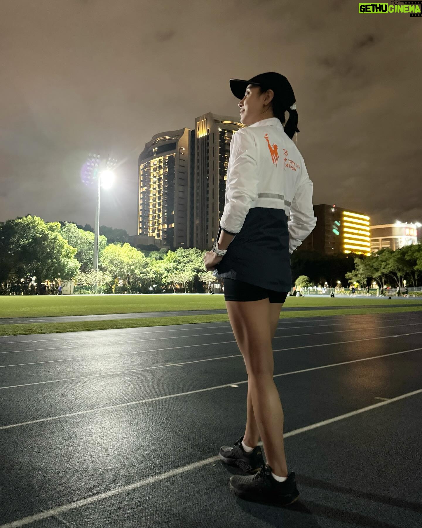 Serena Fang Instagram - 身為跑者,站上起跑線就是ㄧ種勝利 紐約馬之後整整休了ㄧ個月 今天回歸踏上跑道 休息的這段日子 0跑量直接廢 練 拼搏到底 廢 休到炸裂 真的是完全沒有遺憾隨心所欲那種 也想讓身體跟心靈都能放鬆休息 長跑除了體能,更多是練心 本來想,訓練重新開始 心情會不會反抗?厭煩?還會跑嗎? 結果從下午 ㄧ想到要跑步就有點興奮呢! 這是什麼奇怪體質 換上跑步習慣的服裝 套上紐約馬的外套、跑錶ㄧ按 在這個陪伴我幾個月的跑道上 緩緩的跑動前進著 有種回到幾個月前開始訓練的感覺 想起了第一天在同個跑道 測試跑到暈倒 那時像倉鼠一樣ㄧ直繞圈圈 熱到昏,想著5k什麼時候跑完 又同時跟紐約馬比賽時的片段交錯 冷空氣,熱情的群眾跟一座又ㄧ座的大橋 快樂感受著42k的奇幻旅程 又回到最初的這裡 在生命留下了印記 希望能用自己的經驗鼓勵更多的人 從零開始也能挑戰自我 看著跑道上滿滿的人群也同樣在努力 那種熱血的心情又回來了 不管有沒有參加賽事 都喜歡在跑道上規律前進著 跑步 很快樂 我是真正跑者了呢! #run #marathon #runyourway #newbalance Special thanks @garmintw #265s 多彩觸控螢幕 輕盈的陪伴跑步旅程