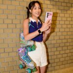 Serena Fang Instagram - 踩著滑輪 🛼漫遊街頭 記得小學時常常穿著溜冰鞋在家裡附近 穿梭大街小巷像是探險家一樣 現在想想，其實小時候就喜歡速度感了吧！ 難怪會愛上跑步（笑） 重新穿上溜冰鞋發現還是一樣快樂的咻💨 最近在路上除了遇到練跑的我， 可能還能抓到正在滑輪的我😉 隨性的用自己的步調 感受每一個生活當下 來一場說走就走的旅程 把美好，或瞬間或靈感一一抓住 跟喜歡的人分享  很多古靈精怪閃過的想法 夜晚街頭閃閃發亮的浪漫燈光 都被誠實的記錄下來 帶著 Samsung Galaxy S24 Ultra #一出手就搞定 #超明亮暗夜人像攝影 功能著實讓我驚喜 在夜拍的狀態下光影的細節跟顯色氛圍 一點都沒有因為補光犧牲照片畫質 再也不被環境限制，隨時都能分享眼前畫面 給那個不能一同欣賞美景的人 Galaxy AI 更像是多了一個私人秘書， #智慧自動摘要 實在太驚豔 說走就走的旅程，語音輸入備忘清單 還能直接幫你分類重點跟摘要 不怕隨手的筆記，雜亂無章 而且還有翻譯功能！這根本就是完美秘書啊～ 主題式感應保護殼 就像是超壯的保鑣穿上了玩偶裝 既可愛又安全，安裝還可同步更換主題的鎖定畫面 愛不釋手到，拿到手機就捨不得拆下殼！！ 對了！現在 Galaxy S23 旗艦系列也能擁有 Galaxy AI 功能，趕快一起體驗！ #TeamGalaxy #GalaxyS24Series #一出手就搞定 @samsungtaiwan