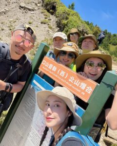 Serena Fang Instagram - 永遠去不膩的合歡北 藍天白雲清澈的陽光 感謝山神的照顧 每次都用大景招待我們 好多山都已經二三刷了 但朋友約我還是會興奮的答應 好奇問