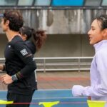 Serena Fang Instagram - 體驗過嚴苛的天氣挑戰 正式上場時才知道怎麼面對 今天遇到寒流跟下雨 看似辛苦但其實也是幸運地 參加渣打馬21K跑者訓練營 學習跑步呼吸的節奏技巧 呼吸的空氣都是冷冰冰的 正好反應呼吸跟跑步的節奏 技巧對了跑起來就很舒服 雖然跑步用的是雙腿的肌群 但是呼吸的肌群暖開也很重要 所以各位跑者在暖身的時候 也別忘記上半身的暖身動作也要做足 今天上了一課把學到的東西跟大家分享 倒數2024渣打馬還剩4週 2/25大家一起加油 🏃🏼‍♀️✨🌈 #渣打臺北公益馬拉松 #RunTogether一起去跑步