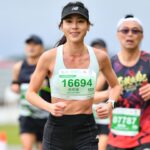Serena Fang Instagram - 成為跑道上溫暖的力量 /信念 初半馬 挑戰自我 逆風而行 幾乎沒睡，早早抵達暖身 2.5萬人集體蓄勢待發的能量 這就是馬拉松 令人感動的地方 為了同ㄧ個信念齊聚在ㄧ起 站在起跑線前等待的我 ㄧ 人 獨 跑 好緊張 真的很緊張 腦中不停確認細節 鳴槍 ㄧ切都很快的發生 菁英跑者們呼嘯而過 推進著我也跟著邁出 腎上腺素讓心律跟配速 都高的超出預計 我知道絕對不能被帶走 但控制不住 。心率飆高170！。 ”冷靜 “ 比預期快很多，但體感是舒適的 提醒自己刻意放慢 就跟平時的訓練ㄧ樣 呼吸 擺手 核心 穩定 讓心率降下來，配速也穩定下來 舒服 輕鬆 游刃有餘的節奏 漸漸人潮分散 許多加油聲傳來 ” 房子～ 加油啊 ！ “ 好多朋友、網友、nbrc列車團隊們 每一句加油都給身邊的跑者邁出的勇氣 成為彼此賽道上的力量來源 橋上風很大又逆風吹來 但心是溫暖的 享受賽道 ，過程才是最重要 這才是我的初心。 專注當下順應速度而行 也時不時為其他跑者加油打氣 過折返點時速度已經比原來配的快很多 但前面有hold住，接下來穩定配速加快 就相信自己吧！ ㄧ路到了終點前幾k 寫在手背的配速早被汗水浸濕模糊 體感狀態還有滿滿的能量 開啟加速模式 4：20速手刀衝完 微笑進站跑向終點 我完成了 ！ 初半馬102分36秒完成 比預計的快了18分鐘 家人在終點等我 給了我大大的擁抱 感謝天氣 感謝賽道上加油的跑友們 謝謝渣打公益馬拉松 讓我初半馬就擔任活動人的身份 體會跑步路上 人與人之間的溫暖連結 挑戰全馬半馬的好夥伴 @newbalance #1080v13 #nbrc @nbrc_taiwan @ryanhuang.ironman 輕盈的跑錶陪伴 @garmintw #265s 吳敏教練的訓練課表 @min0115min @min_doyourfast 光頭教練的賽道分析大補給 @shindo_li 最強攝影兼跑者Harvy 馬馬 玟 Trista alex @harvey_liang0205 @alex45109 @wfwf328 @wen_smilegirl @trista.w93 訓練補給 @raceon_sport @sonic_lin_taiwan @upsports.tw @cp__lee 有你們才能讓我順利完賽！🏃🏼‍♀️✨ 初半馬的好成績 期待下一次的挑戰來臨 #跑者 #初半馬 #渣打台北公益馬拉松 #ㄧ起去跑步