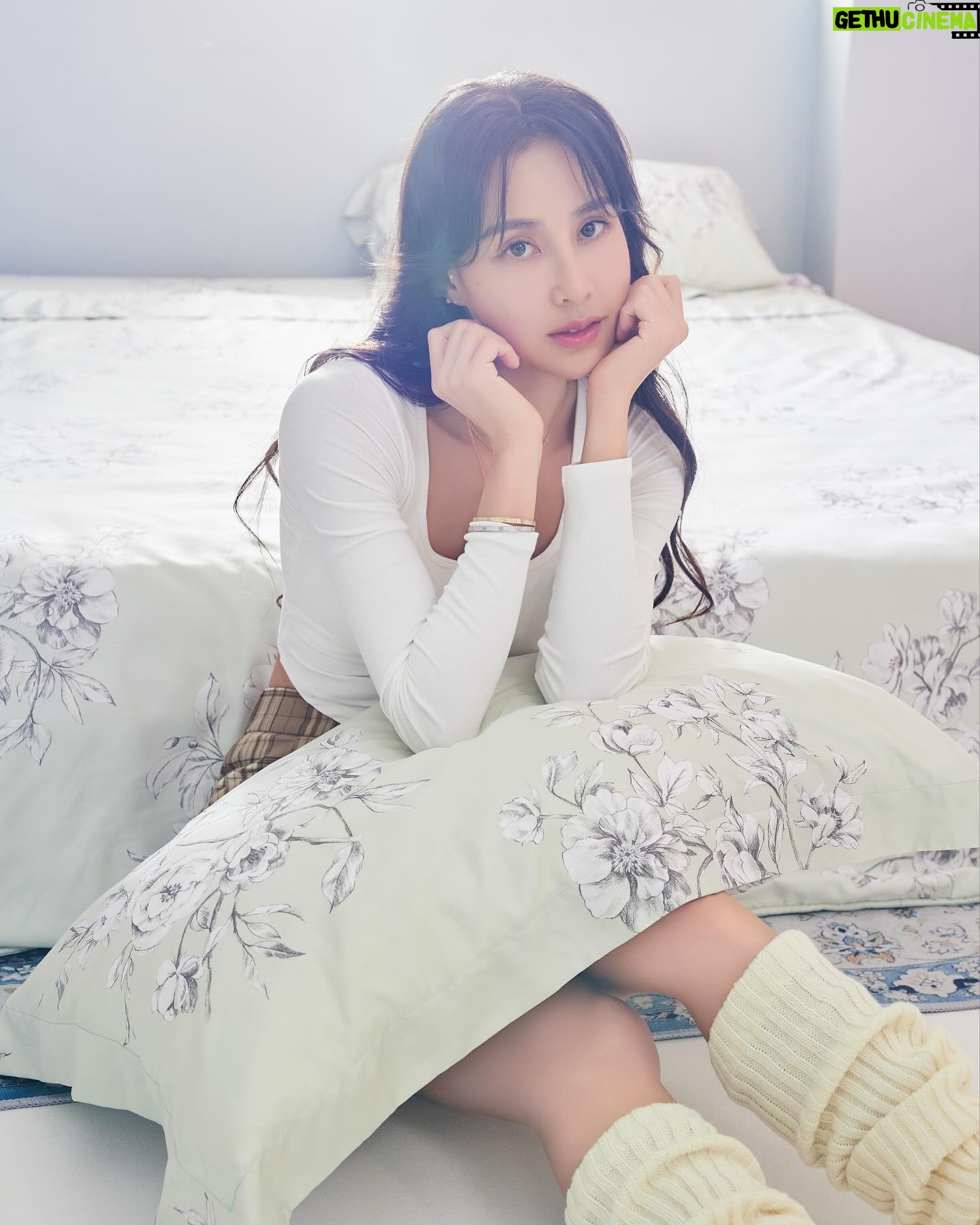 Serena Fang Instagram - 好的生活環境會讓人擁有鬆弛的身心 最喜歡的就是賴在床上 在一整天的訓練後 回到家躺上柔軟的床 就像被接住一樣一切都放鬆了!!! 睡覺佔了一天中30%的時間 也很享受睡前看書聽音樂的me time 舒適的寢具真的很重要 這次在MumuLife官網選購的「TENCEL」天絲寢具 採用Micro技術天然植物纖維 最好的100支天絲 膚感真的細膩又舒適 冬天就是離不開床的節奏啊!! 結帳時輸入折扣碼 「house2」除了折扣外 還送你石墨烯發熱被、發熱毯(二選一) 寒流也能暖暖的 (坊間有很多標榜「天絲」但其實不是100%天絲而是混紡天絲⋯所以)要認名綠色小吊卡才是奧地利蘭精公司(「認證」過真正的)天絲喔~ https://mumu.meepshoper.com