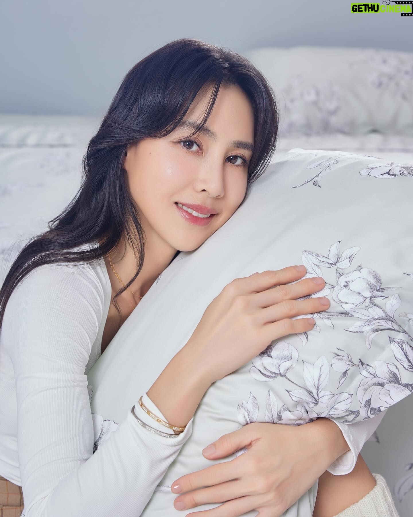 Serena Fang Instagram - 好的生活環境會讓人擁有鬆弛的身心 最喜歡的就是賴在床上 在一整天的訓練後 回到家躺上柔軟的床 就像被接住一樣一切都放鬆了!!! 睡覺佔了一天中30%的時間 也很享受睡前看書聽音樂的me time 舒適的寢具真的很重要 這次在MumuLife官網選購的「TENCEL」天絲寢具 採用Micro技術天然植物纖維 最好的100支天絲 膚感真的細膩又舒適 冬天就是離不開床的節奏啊!! 結帳時輸入折扣碼 「house2」除了折扣外 還送你石墨烯發熱被、發熱毯(二選一) 寒流也能暖暖的 (坊間有很多標榜「天絲」但其實不是100%天絲而是混紡天絲⋯所以)要認名綠色小吊卡才是奧地利蘭精公司(「認證」過真正的)天絲喔~ https://mumu.meepshoper.com