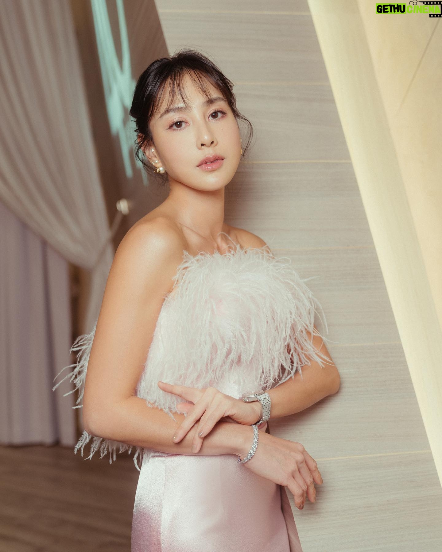 Serena Fang Instagram - 運動的的我充滿力量 換上小禮服展現女性的溫柔浪漫 女生就是要百變,不管在哪個階段都能展現光芒 勇往向前、迎接挑戰、實現自我、貢獻社群 也是40 under 40的精神 今年跟許多朋友相聚一起度過美好的夜晚 Thanks for having me @prestigetaiwan 謝謝邀請 @imjennycheng @boris.tsai Dress @c.h_wedding Makeup @huan2.studio 📷 @rockykao456
