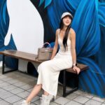 Serena Fang Instagram – 趁著好天氣，出門曬曬太陽 
久違的早午餐，帶著ㄧ本書
身體跟心靈都要好好補充能量

最近又成了澱粉魔人
每餐兩碗飯，朋友們吃不下的我都開心收下
甜食也享用的比較多～
糖分讓心情好跑步也更有動力
但基本上還是以原型食物為主喔
食物就像養份跟能量
隨著訓練的菜單調整
跑步需要很多澱粉 
趁著這個時候比例可以提升

快快把所有澱粉轉換成能量
開心的原料 
跑步的燃料 
進步的動力

跑步的同好 
是不是都沒有在節食的？😆

#food  #goodvibes #beige 
#ootd @beigy_official @newbalance
#watch #265s @garmintw