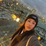 Serena Fang Instagram - 旅行對你來說是什麼呢？ 七年前的我完全沒想過 有天會來跑紐約馬吧 讓我更期待下次來這個城市時 自己會是什麼模樣呢？ 欣賞了紐約的日落跟夜景 享受獨自旅行的愜意 漫步搭著地鐵到處晃晃 有如回到學生時期 重溫了sleep no more 去了high line 買個bagel 在中央公園吃 跟之前的我重新交錯 思考著這段時間自己的成長改變 從自身 工作 友情 愛情 家人的關係 跟許久不見的朋友聊天 也啟發很多不ㄧ樣的靈感 換了地方，少了牽掛 ㄧ切在旅行中都變的清晰 用跑步認識紐約 看了不ㄧ樣面向的自己 看著世界 也看見自己 我想這就是旅行迷人的地方 #travel #newyork #旅行的意義 #用跑步認識世界