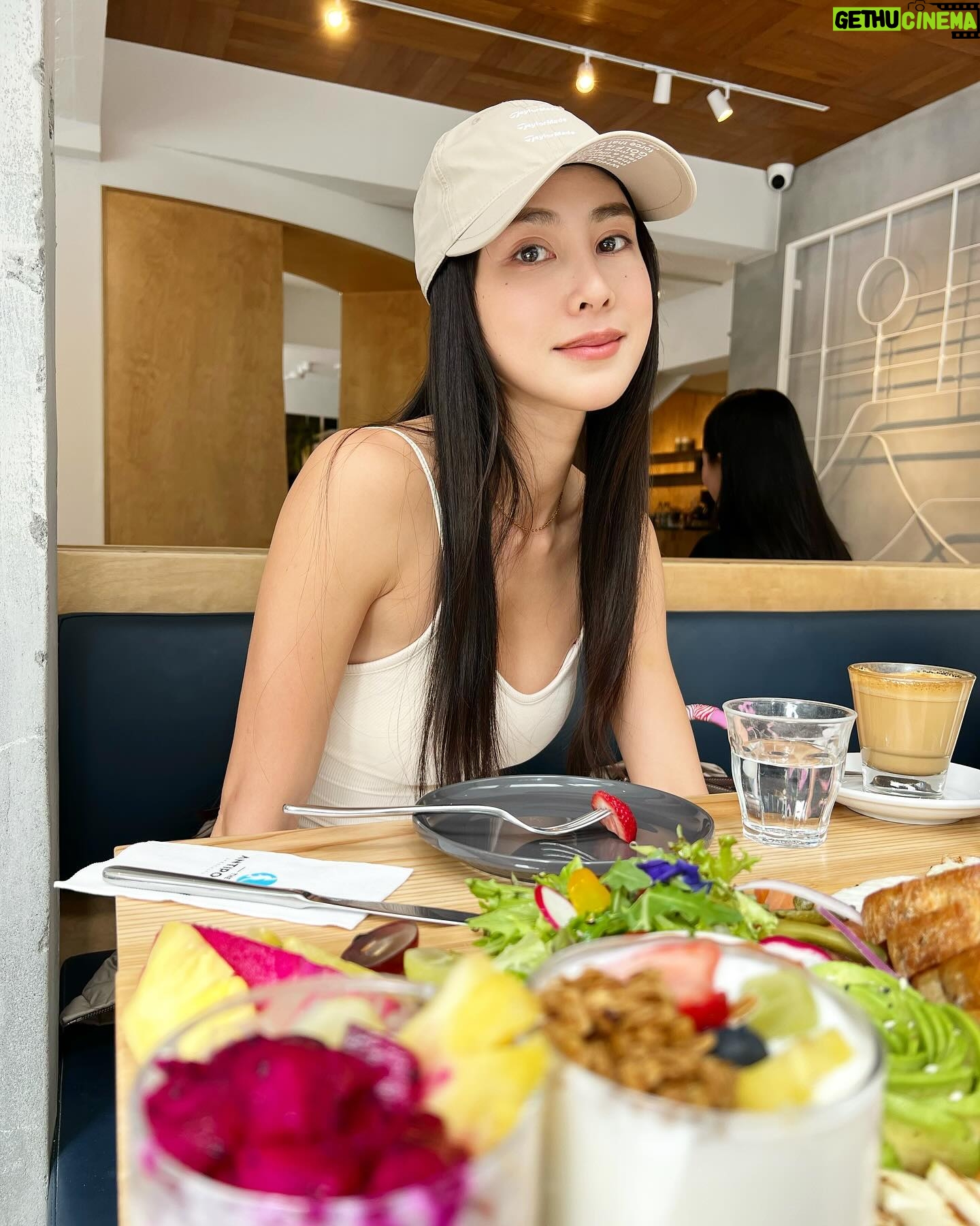 Serena Fang Instagram - 趁著好天氣,出門曬曬太陽 久違的早午餐,帶著ㄧ本書 身體跟心靈都要好好補充能量 最近又成了澱粉魔人 每餐兩碗飯,朋友們吃不下的我都開心收下 甜食也享用的比較多~ 糖分讓心情好跑步也更有動力 但基本上還是以原型食物為主喔 食物就像養份跟能量 隨著訓練的菜單調整 跑步需要很多澱粉 趁著這個時候比例可以提升 快快把所有澱粉轉換成能量 開心的原料 跑步的燃料 進步的動力 跑步的同好 是不是都沒有在節食的?😆 #food #goodvibes #beige #ootd @beigy_official @newbalance #watch #265s @garmintw