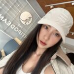 Serena Fang Instagram – 趁著好天氣,出門曬曬太陽
久違的早午餐,帶著ㄧ本書
身體跟心靈都要好好補充能量
最近又成了澱粉魔人
每餐兩碗飯,朋友們吃不下的我都開心收下
甜食也享用的比較多~
糖分讓心情好跑步也更有動力
但基本上還是以原型食物為主喔
食物就像養份跟能量
隨著訓練的菜單調整
跑步需要很多澱粉
趁著這個時候比例可以提升
快快把所有澱粉轉換成能量
開心的原料
跑步的燃料
進步的動力
跑步的同好
是不是都沒有在節食的?😆
#food #goodvibes #beige
#ootd @beigy_official @newbalance
#watch #265s @garmintw
