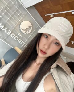 Serena Fang Instagram - 趁著好天氣，出門曬曬太陽 久違的早午餐，帶著ㄧ本書 身體跟心靈都要好好補充能量 最近又成了澱粉魔人 每餐兩碗飯，朋友們吃不下的我都開心收下 甜食也享用的比較多～ 糖分讓心情好跑步也更有動力 但基本上還是以原型食物為主喔 食物就像養份跟能量 隨著訓練的菜單調整 跑步需要很多澱粉 趁著這個時候比例可以提升 快快把所有澱粉轉換成能量 開心的原料 跑步的燃料 進步的動力 跑步的同好 是不是都沒有在節食的？😆 #food #goodvibes #beige #ootd @beigy_official @newbalance #watch #265s @garmintw