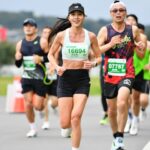 Serena Fang Instagram - 成為跑道上溫暖的力量 /信念 初半馬 挑戰自我 逆風而行 幾乎沒睡，早早抵達暖身 2.5萬人集體蓄勢待發的能量 這就是馬拉松 令人感動的地方 為了同ㄧ個信念齊聚在ㄧ起 站在起跑線前等待的我 ㄧ 人 獨 跑 好緊張 真的很緊張 腦中不停確認細節 鳴槍 ㄧ切都很快的發生 菁英跑者們呼嘯而過 推進著我也跟著邁出 腎上腺素讓心律跟配速 都高的超出預計 我知道絕對不能被帶走 但控制不住 。心率飆高170！。 ”冷靜 “ 比預期快很多，但體感是舒適的 提醒自己刻意放慢 就跟平時的訓練ㄧ樣 呼吸 擺手 核心 穩定 讓心率降下來，配速也穩定下來 舒服 輕鬆 游刃有餘的節奏 漸漸人潮分散 許多加油聲傳來 ” 房子～ 加油啊 ！ “ 好多朋友、網友、nbrc列車團隊們 每一句加油都給身邊的跑者邁出的勇氣 成為彼此賽道上的力量來源 橋上風很大又逆風吹來 但心是溫暖的 享受賽道 ，過程才是最重要 這才是我的初心。 專注當下順應速度而行 也時不時為其他跑者加油打氣 過折返點時速度已經比原來配的快很多 但前面有hold住，接下來穩定配速加快 就相信自己吧！ ㄧ路到了終點前幾k 寫在手背的配速早被汗水浸濕模糊 體感狀態還有滿滿的能量 開啟加速模式 4：20速手刀衝完 微笑進站跑向終點 我完成了 ！ 初半馬102分36秒完成 比預計的快了18分鐘 家人在終點等我 給了我大大的擁抱 感謝天氣 感謝賽道上加油的跑友們 謝謝渣打公益馬拉松 讓我初半馬就擔任活動人的身份 體會跑步路上 人與人之間的溫暖連結 挑戰全馬半馬的好夥伴 @newbalance #1080v13 #nbrc @nbrc_taiwan @ryanhuang.ironman 輕盈的跑錶陪伴 @garmintw #265s 吳敏教練的訓練課表 @min0115min @min_doyourfast 光頭教練的賽道分析大補給 @shindo_li 最強攝影兼跑者Harvy 馬馬 玟 Trista alex @harvey_liang0205 @alex45109 @wfwf328 @wen_smilegirl @trista.w93 訓練補給 @raceon_sport @sonic_lin_taiwan @upsports.tw @cp__lee 有你們才能讓我順利完賽！🏃🏼‍♀️✨ 初半馬的好成績 期待下一次的挑戰來臨 #跑者 #初半馬 #渣打台北公益馬拉松 #ㄧ起去跑步