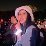 Serena Fang Instagram – 夏日閃閃發光的東京
在沙灘上吹著海風野餐
看著浪漫煙花
好療癒呀🎆✨

大家有來日本ㄧ定要做的事嗎？☺️
我是吃甜點！

#travel 
OOTD # @almi.com.tw