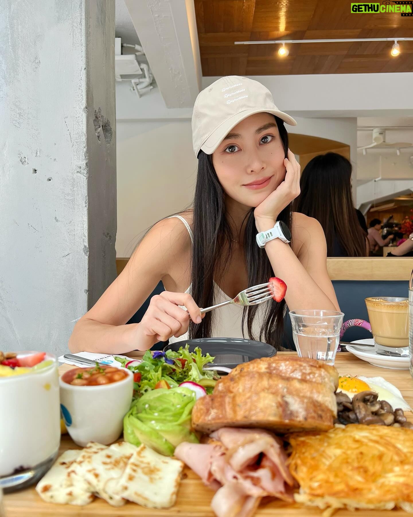 Serena Fang Instagram - 趁著好天氣,出門曬曬太陽 久違的早午餐,帶著ㄧ本書 身體跟心靈都要好好補充能量 最近又成了澱粉魔人 每餐兩碗飯,朋友們吃不下的我都開心收下 甜食也享用的比較多~ 糖分讓心情好跑步也更有動力 但基本上還是以原型食物為主喔 食物就像養份跟能量 隨著訓練的菜單調整 跑步需要很多澱粉 趁著這個時候比例可以提升 快快把所有澱粉轉換成能量 開心的原料 跑步的燃料 進步的動力 跑步的同好 是不是都沒有在節食的?😆 #food #goodvibes #beige #ootd @beigy_official @newbalance #watch #265s @garmintw