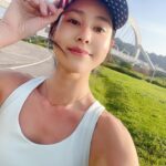 Serena Fang Instagram – 把自己活成一道光,因為你不知道,
誰會藉著你的光,走出了黑暗。
請保持心中的善良,因為你不知道,
誰會藉著你的善良,走出了絕望。
請保持你心中的信仰,因為你不知道,
誰會藉著你的信仰,走出了迷茫。
相信自己的力量!
2024 努力向前🏃🏼♀️✨🎆
