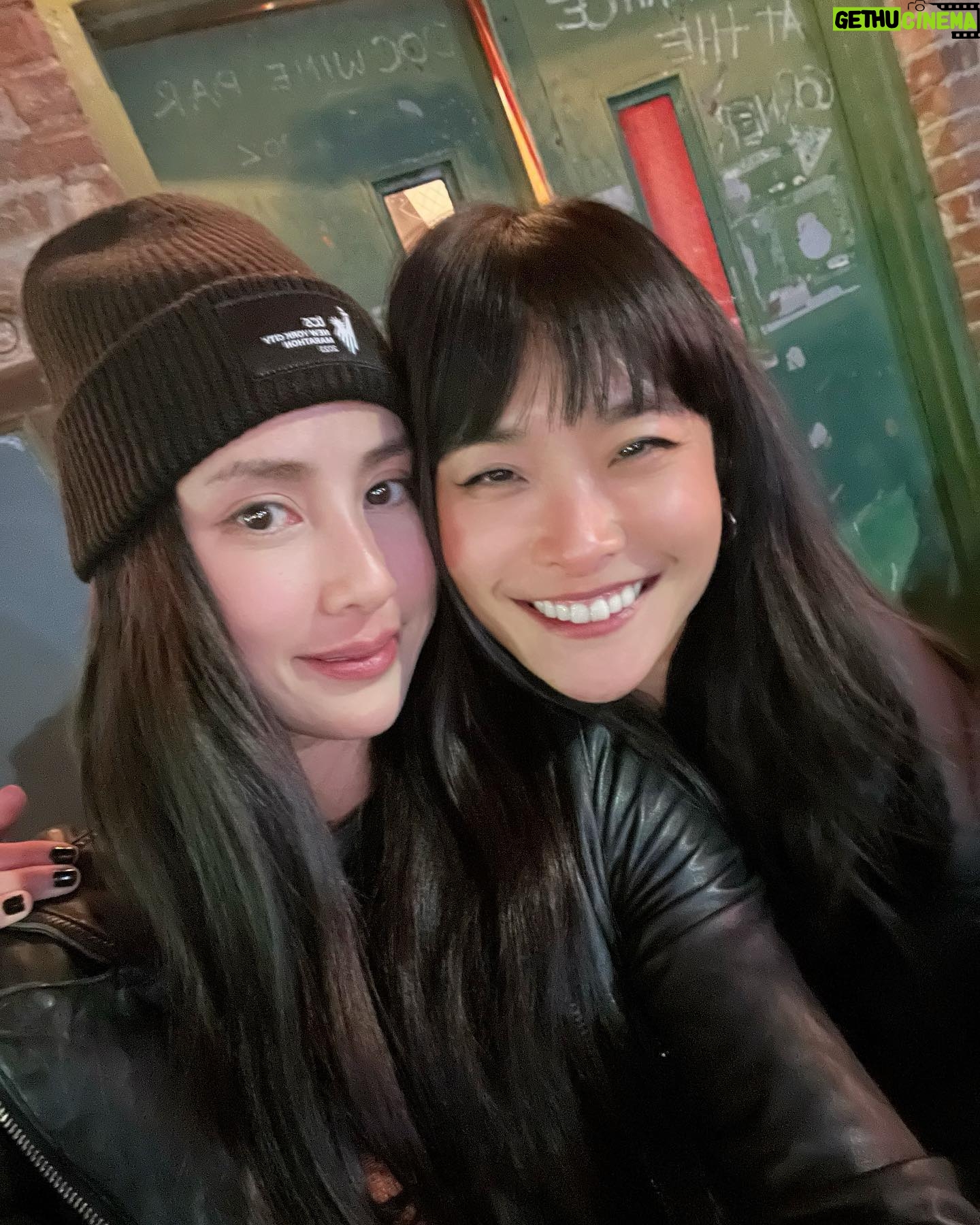 Serena Fang Instagram - New York 🧩 1.布魯克林大橋上的我們 2.7年後,我們都沒有變🍎✨ 3.拍拍觀光客模式 4.下午的光很美 5ㄧ定要買的new balance 馬拉松小熊🐻 6.jack for Halloween 🎃 7.my home in Williamsburg 8.波士頓回憶 9.藍莓覆盆莓草莓富翁 10.從大橋上看著日落西下 #newyork #williamsburg #brooklynbridge