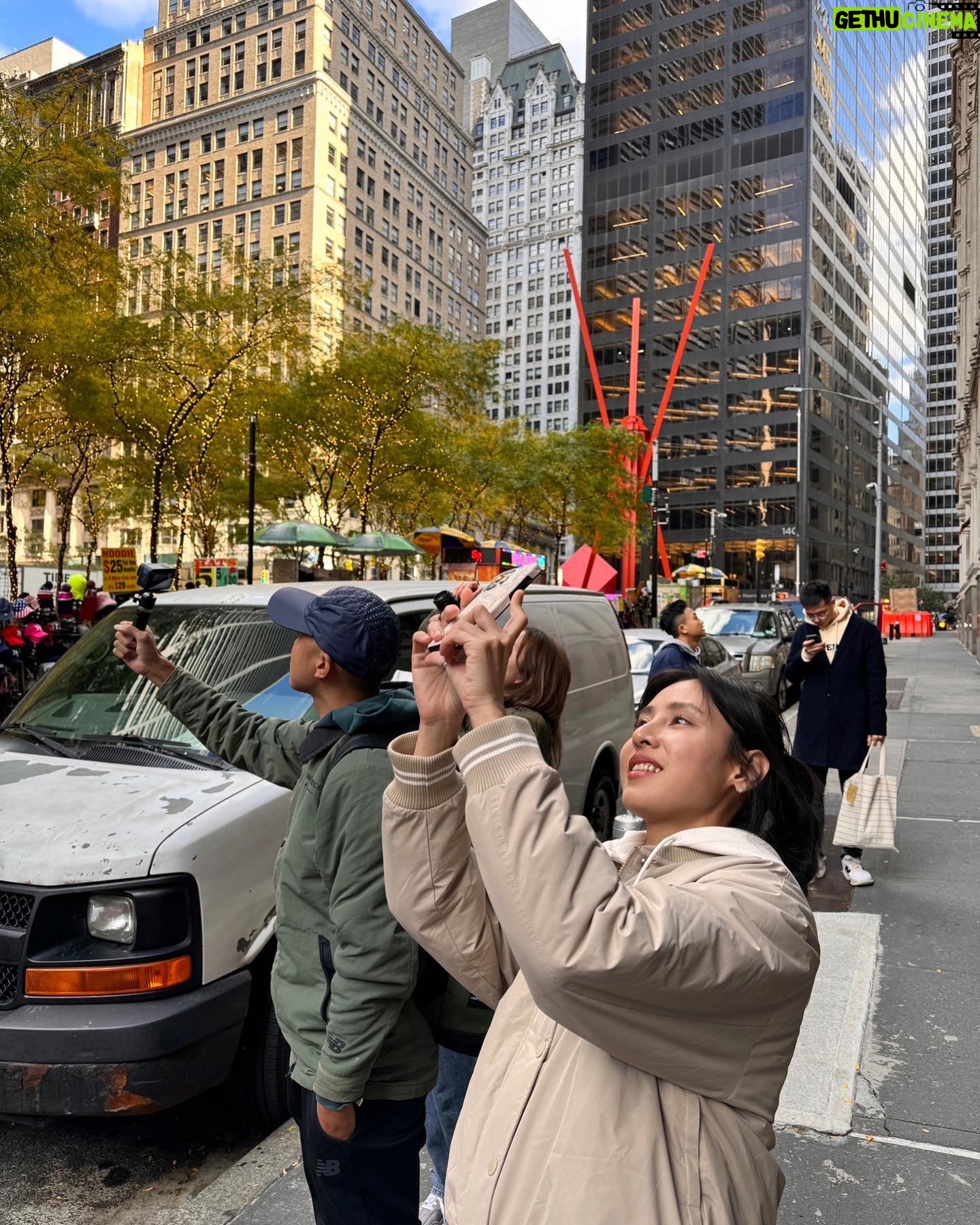Serena Fang Instagram - New York 🧩 1.布魯克林大橋上的我們 2.7年後,我們都沒有變🍎✨ 3.拍拍觀光客模式 4.下午的光很美 5ㄧ定要買的new balance 馬拉松小熊🐻 6.jack for Halloween 🎃 7.my home in Williamsburg 8.波士頓回憶 9.藍莓覆盆莓草莓富翁 10.從大橋上看著日落西下 #newyork #williamsburg #brooklynbridge