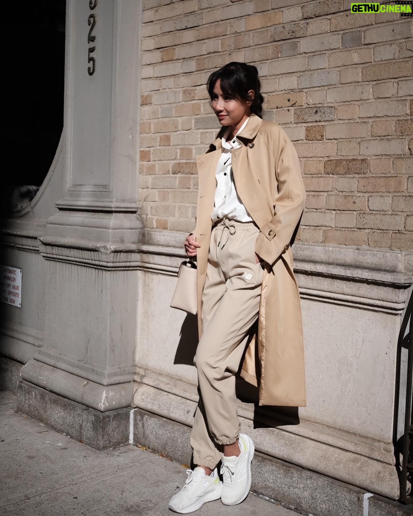 Serena Fang Instagram - New York 🧩 1.布魯克林大橋上的我們 2.7年後,我們都沒有變🍎✨ 3.拍拍觀光客模式 4.下午的光很美 5ㄧ定要買的new balance 馬拉松小熊🐻 6.jack for Halloween 🎃 7.my home in Williamsburg 8.波士頓回憶 9.藍莓覆盆莓草莓富翁 10.從大橋上看著日落西下 #newyork #williamsburg #brooklynbridge