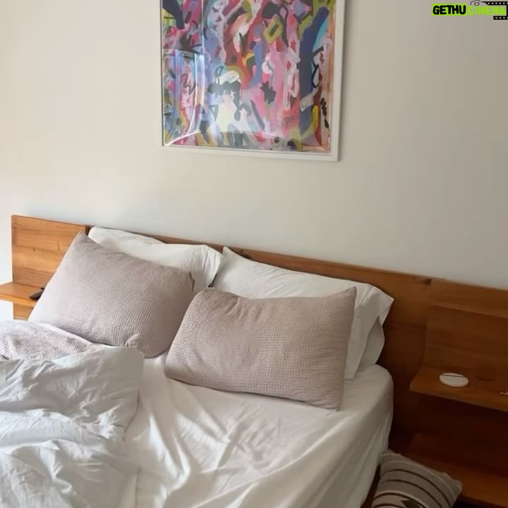 Serena Fang Instagram - New York 🧩 1.布魯克林大橋上的我們 2.7年後,我們都沒有變🍎✨ 3.拍拍觀光客模式 4.下午的光很美 5ㄧ定要買的new balance 馬拉松小熊🐻 6.jack for Halloween 🎃 7.my home in Williamsburg 8.波士頓回憶 9.藍莓覆盆莓草莓富翁 10.從大橋上看著日落西下 #newyork #williamsburg #brooklynbridge
