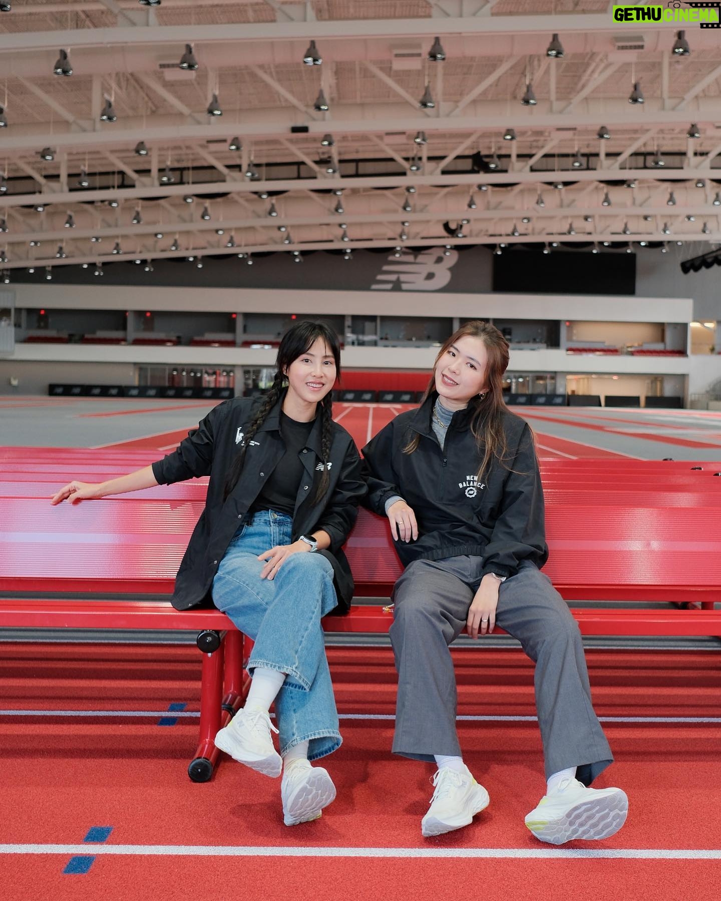 Serena Fang Instagram - New York 🧩 1.布魯克林大橋上的我們 2.7年後,我們都沒有變🍎✨ 3.拍拍觀光客模式 4.下午的光很美 5ㄧ定要買的new balance 馬拉松小熊🐻 6.jack for Halloween 🎃 7.my home in Williamsburg 8.波士頓回憶 9.藍莓覆盆莓草莓富翁 10.從大橋上看著日落西下 #newyork #williamsburg #brooklynbridge