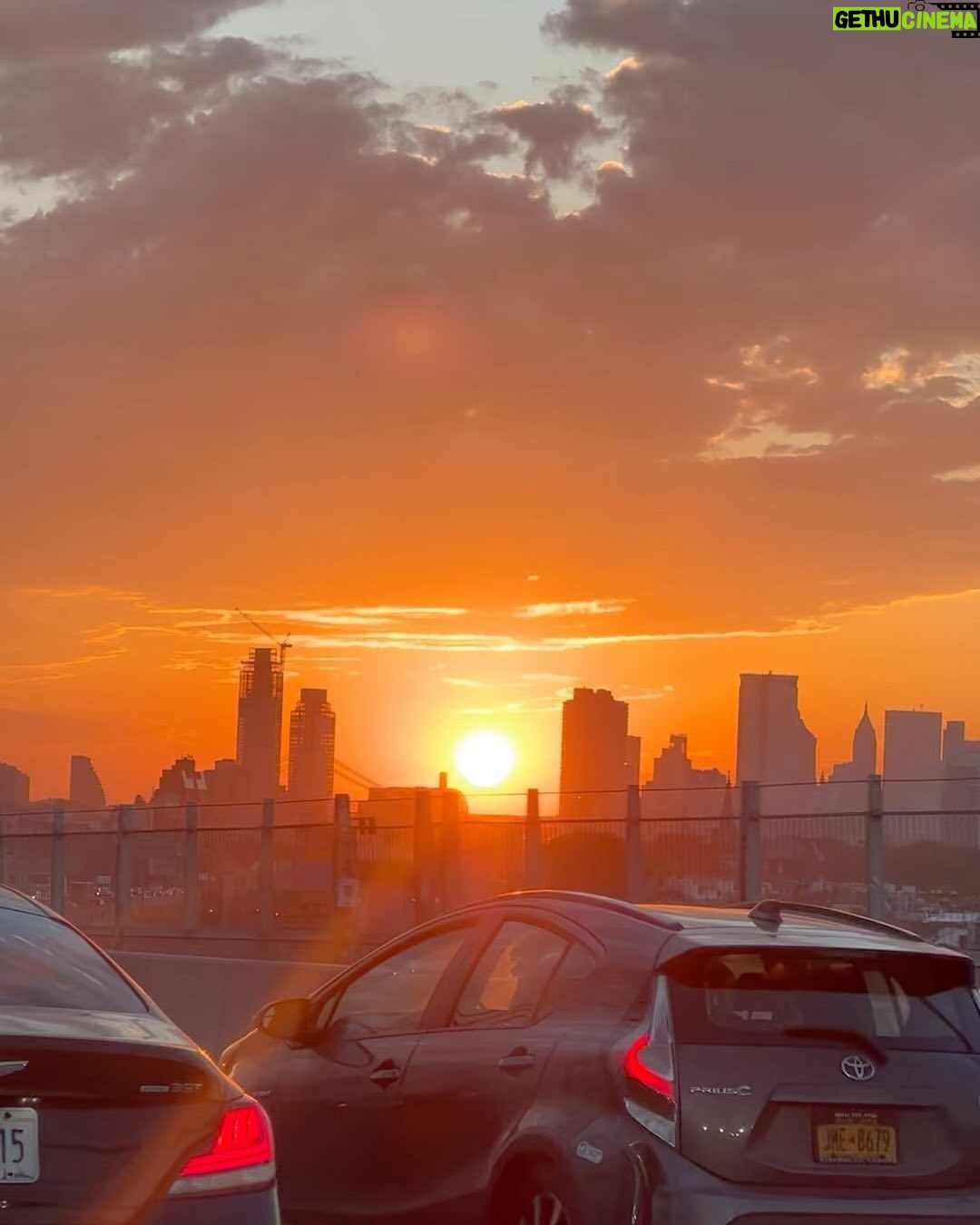 Serena Fang Instagram - New York 🧩 1.布魯克林大橋上的我們 2.7年後,我們都沒有變🍎✨ 3.拍拍觀光客模式 4.下午的光很美 5ㄧ定要買的new balance 馬拉松小熊🐻 6.jack for Halloween 🎃 7.my home in Williamsburg 8.波士頓回憶 9.藍莓覆盆莓草莓富翁 10.從大橋上看著日落西下 #newyork #williamsburg #brooklynbridge