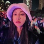 Serena Fang Instagram – 夏日閃閃發光的東京
在沙灘上吹著海風野餐
看著浪漫煙花
好療癒呀🎆✨

大家有來日本ㄧ定要做的事嗎？☺️
我是吃甜點！

#travel 
OOTD # @almi.com.tw