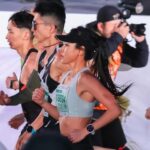Serena Fang Instagram - 成為跑道上溫暖的力量 /信念 初半馬 挑戰自我 逆風而行 幾乎沒睡，早早抵達暖身 2.5萬人集體蓄勢待發的能量 這就是馬拉松 令人感動的地方 為了同ㄧ個信念齊聚在ㄧ起 站在起跑線前等待的我 ㄧ 人 獨 跑 好緊張 真的很緊張 腦中不停確認細節 鳴槍 ㄧ切都很快的發生 菁英跑者們呼嘯而過 推進著我也跟著邁出 腎上腺素讓心律跟配速 都高的超出預計 我知道絕對不能被帶走 但控制不住 。心率飆高170！。 ”冷靜 “ 比預期快很多，但體感是舒適的 提醒自己刻意放慢 就跟平時的訓練ㄧ樣 呼吸 擺手 核心 穩定 讓心率降下來，配速也穩定下來 舒服 輕鬆 游刃有餘的節奏 漸漸人潮分散 許多加油聲傳來 ” 房子～ 加油啊 ！ “ 好多朋友、網友、nbrc列車團隊們 每一句加油都給身邊的跑者邁出的勇氣 成為彼此賽道上的力量來源 橋上風很大又逆風吹來 但心是溫暖的 享受賽道 ，過程才是最重要 這才是我的初心。 專注當下順應速度而行 也時不時為其他跑者加油打氣 過折返點時速度已經比原來配的快很多 但前面有hold住，接下來穩定配速加快 就相信自己吧！ ㄧ路到了終點前幾k 寫在手背的配速早被汗水浸濕模糊 體感狀態還有滿滿的能量 開啟加速模式 4：20速手刀衝完 微笑進站跑向終點 我完成了 ！ 初半馬102分36秒完成 比預計的快了18分鐘 家人在終點等我 給了我大大的擁抱 感謝天氣 感謝賽道上加油的跑友們 謝謝渣打公益馬拉松 讓我初半馬就擔任活動人的身份 體會跑步路上 人與人之間的溫暖連結 挑戰全馬半馬的好夥伴 @newbalance #1080v13 #nbrc @nbrc_taiwan @ryanhuang.ironman 輕盈的跑錶陪伴 @garmintw #265s 吳敏教練的訓練課表 @min0115min @min_doyourfast 光頭教練的賽道分析大補給 @shindo_li 最強攝影兼跑者Harvy 馬馬 玟 Trista alex @harvey_liang0205 @alex45109 @wfwf328 @wen_smilegirl @trista.w93 訓練補給 @raceon_sport @sonic_lin_taiwan @upsports.tw @cp__lee 有你們才能讓我順利完賽！🏃🏼‍♀️✨ 初半馬的好成績 期待下一次的挑戰來臨 #跑者 #初半馬 #渣打台北公益馬拉松 #ㄧ起去跑步
