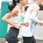 Serena Fang Instagram - 成為跑道上溫暖的力量 /信念 初半馬 挑戰自我 逆風而行 幾乎沒睡，早早抵達暖身 2.5萬人集體蓄勢待發的能量 這就是馬拉松 令人感動的地方 為了同ㄧ個信念齊聚在ㄧ起 站在起跑線前等待的我 ㄧ 人 獨 跑 好緊張 真的很緊張 腦中不停確認細節 鳴槍 ㄧ切都很快的發生 菁英跑者們呼嘯而過 推進著我也跟著邁出 腎上腺素讓心律跟配速 都高的超出預計 我知道絕對不能被帶走 但控制不住 。心率飆高170！。 ”冷靜 “ 比預期快很多，但體感是舒適的 提醒自己刻意放慢 就跟平時的訓練ㄧ樣 呼吸 擺手 核心 穩定 讓心率降下來，配速也穩定下來 舒服 輕鬆 游刃有餘的節奏 漸漸人潮分散 許多加油聲傳來 ” 房子～ 加油啊 ！ “ 好多朋友、網友、nbrc列車團隊們 每一句加油都給身邊的跑者邁出的勇氣 成為彼此賽道上的力量來源 橋上風很大又逆風吹來 但心是溫暖的 享受賽道 ，過程才是最重要 這才是我的初心。 專注當下順應速度而行 也時不時為其他跑者加油打氣 過折返點時速度已經比原來配的快很多 但前面有hold住，接下來穩定配速加快 就相信自己吧！ ㄧ路到了終點前幾k 寫在手背的配速早被汗水浸濕模糊 體感狀態還有滿滿的能量 開啟加速模式 4：20速手刀衝完 微笑進站跑向終點 我完成了 ！ 初半馬102分36秒完成 比預計的快了18分鐘 家人在終點等我 給了我大大的擁抱 感謝天氣 感謝賽道上加油的跑友們 謝謝渣打公益馬拉松 讓我初半馬就擔任活動人的身份 體會跑步路上 人與人之間的溫暖連結 挑戰全馬半馬的好夥伴 @newbalance #1080v13 #nbrc @nbrc_taiwan @ryanhuang.ironman 輕盈的跑錶陪伴 @garmintw #265s 吳敏教練的訓練課表 @min0115min @min_doyourfast 光頭教練的賽道分析大補給 @shindo_li 最強攝影兼跑者Harvy 馬馬 玟 Trista alex @harvey_liang0205 @alex45109 @wfwf328 @wen_smilegirl @trista.w93 訓練補給 @raceon_sport @sonic_lin_taiwan @upsports.tw @cp__lee 有你們才能讓我順利完賽！🏃🏼‍♀️✨ 初半馬的好成績 期待下一次的挑戰來臨 #跑者 #初半馬 #渣打台北公益馬拉松 #ㄧ起去跑步