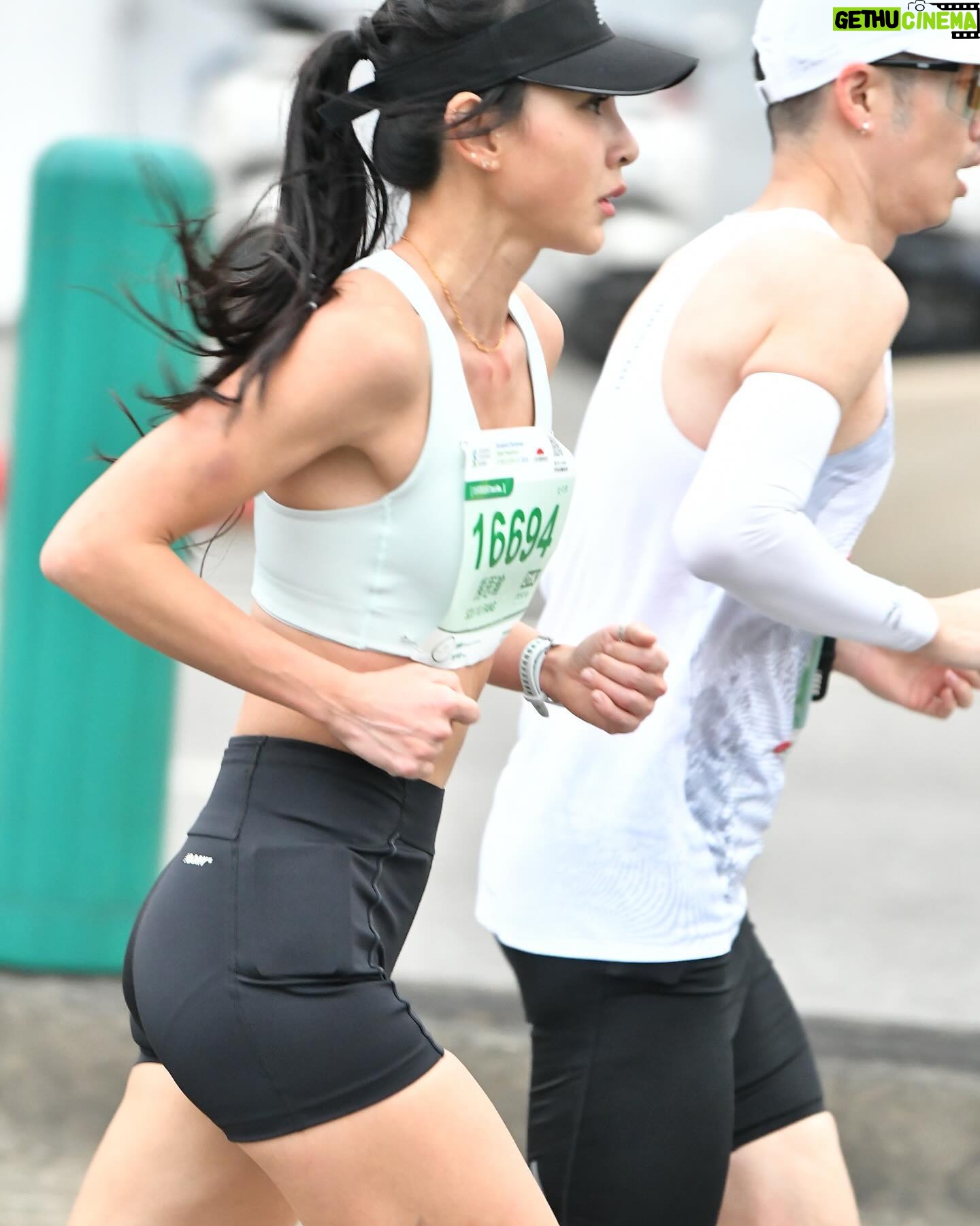 Serena Fang Instagram - 成為跑道上溫暖的力量 /信念 初半馬 挑戰自我 逆風而行 幾乎沒睡,早早抵達暖身 2.5萬人集體蓄勢待發的能量 這就是馬拉松 令人感動的地方 為了同ㄧ個信念齊聚在ㄧ起 站在起跑線前等待的我 ㄧ 人 獨 跑 好緊張 真的很緊張 腦中不停確認細節 鳴槍 ㄧ切都很快的發生 菁英跑者們呼嘯而過 推進著我也跟著邁出 腎上腺素讓心律跟配速 都高的超出預計 我知道絕對不能被帶走 但控制不住 。心率飆高170!。 ”冷靜 “ 比預期快很多,但體感是舒適的 提醒自己刻意放慢 就跟平時的訓練ㄧ樣 呼吸 擺手 核心 穩定 讓心率降下來,配速也穩定下來 舒服 輕鬆 游刃有餘的節奏 漸漸人潮分散 許多加油聲傳來 ” 房子~ 加油啊 ! “ 好多朋友、網友、nbrc列車團隊們 每一句加油都給身邊的跑者邁出的勇氣 成為彼此賽道上的力量來源 橋上風很大又逆風吹來 但心是溫暖的 享受賽道 ,過程才是最重要 這才是我的初心。 專注當下順應速度而行 也時不時為其他跑者加油打氣 過折返點時速度已經比原來配的快很多 但前面有hold住,接下來穩定配速加快 就相信自己吧! ㄧ路到了終點前幾k 寫在手背的配速早被汗水浸濕模糊 體感狀態還有滿滿的能量 開啟加速模式 4:20速手刀衝完 微笑進站跑向終點 我完成了 ! 初半馬102分36秒完成 比預計的快了18分鐘 家人在終點等我 給了我大大的擁抱 感謝天氣 感謝賽道上加油的跑友們 謝謝渣打公益馬拉松 讓我初半馬就擔任活動人的身份 體會跑步路上 人與人之間的溫暖連結 挑戰全馬半馬的好夥伴 @newbalance #1080v13 #nbrc @nbrc_taiwan @ryanhuang.ironman 輕盈的跑錶陪伴 @garmintw #265s 吳敏教練的訓練課表 @min0115min @min_doyourfast 光頭教練的賽道分析大補給 @shindo_li 最強攝影兼跑者Harvy 馬馬 玟 Trista alex @harvey_liang0205 @alex45109 @wfwf328 @wen_smilegirl @trista.w93 訓練補給 @raceon_sport @sonic_lin_taiwan @upsports.tw @cp__lee 有你們才能讓我順利完賽!🏃🏼♀️✨ 初半馬的好成績 期待下一次的挑戰來臨 #跑者 #初半馬 #渣打台北公益馬拉松 #ㄧ起去跑步
