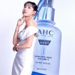 Serena Fang Instagram - 隨時更新、改變、進步 喜愛吸收各種新資訊的我 很高興這次能來參與《AHC醫美科研》新品上市記者會 聽到皮膚科張瑋庭醫師分析肌膚老化凹陷的關鍵因素 玻尿酸是會隨著時間流失的， 日曬更是老化的主要原因，相當認同。 夏日將至，近期迷上高爾夫跟跑步 在戶外曬太陽的時間變得比以往多出許多 每到下午肌膚缺水的狀況更加嚴重 尤其是決定臉部線條跟氣色狀態的蘋果肌 一旦缺水暗沉就會變得很沒精神 讓喜愛戶外運動的我深受其擾 最近開始使用《AHC醫美科研超導水光玻尿酸》系列 滿驚豔的！除了表層補水～ 肌膚的澎潤度跟Q彈持久度也更好 30秒讓蘋果肌變得飽滿立體 長時間下來妝感還是很服貼 而且AHC是韓國No.1護膚品牌 超級敏感肌的我，可以超安心的使用，效果明顯 其中我最喜歡質地輕透不黏膩的精華液了！ 添加AHC醫美創新成分「無針水光玻尿酸」 打破過去大家覺得玻尿酸只能保濕的刻板印象 透過5大不同分子大小與型態的玻尿酸層層作用 除了能夠深層補水、還能在表層鎖水 更能撐起肌膚的澎彈度，難怪肌膚能一直保持ＱＱ的 還添加了維他命原B5、PRO咖啡因萃取 全方位做修護，強化肌膚屏障，重點是高純度！！ 用了就有感，一次加滿，不是噱頭 就算是凌晨３點出門跑步，也能超快速保養 分享我的使用小秘訣給大家 一整套全系列從精華水>精華>精華乳>活膚霜 能速速吸收幫肌膚迅速補水澎彈，想擁有韓系水光肌 很值得嘗試的一套高CP值保養品！ 現在新品上市75折起，任2件再享9折， 有興趣的朋友快去逛逛！ https://bit.ly/3WZwJJM #AHCTaiwan #AHC醫美科研 #超導水光玻尿酸系列