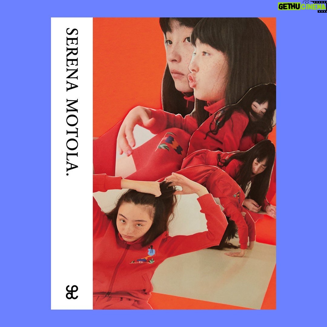 Serena Motola Instagram - Lula books 「SERENA MOTOLA.」 明日発売です💁♀️ 過去のアーカイブ作品に加え新たに撮影した2つのストーリー、つぐみちゃん @tsugumi_jp に撮ってもらった私服スナップに、特別ゲストを迎えた対談企画に、もりだくさんな一冊💙 その発売を記念して明日 10/27 18:00〜20:00 BOOKMARC @marcjacobsjapan にてサイン会を開催します。 ぜひこの特別な一冊を直接お渡ししたいなと思い、感染対策をした上でこのスペシャルイベントを設けて頂きました✨ ぜひ、たくさんの方にお会いできたら嬉しいです💕 詳しくはプロフィールのURLをcheck!
