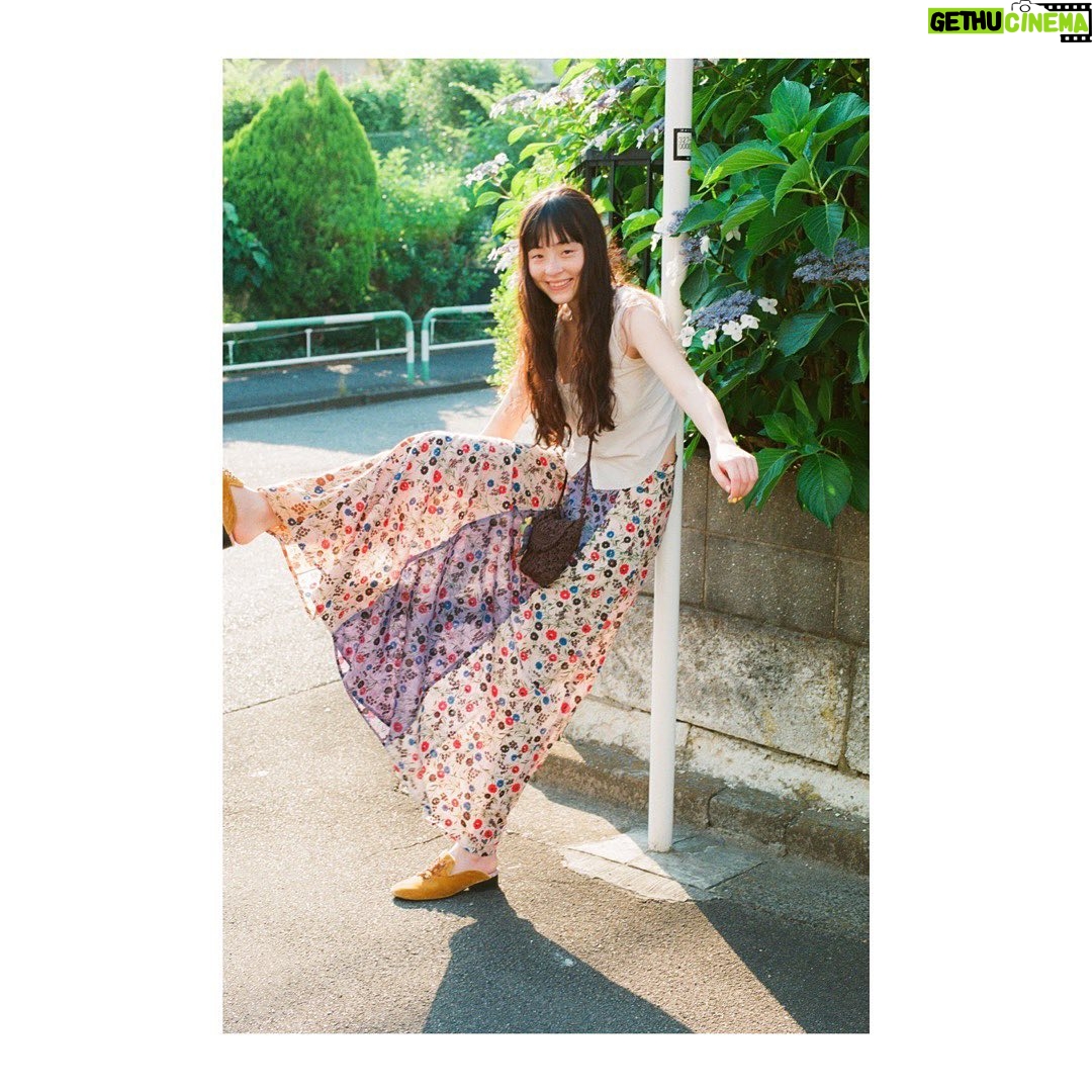 Serena Motola Instagram - Lula books 「SERENA MOTOLA.」 明日発売です💁♀️ 過去のアーカイブ作品に加え新たに撮影した2つのストーリー、つぐみちゃん @tsugumi_jp に撮ってもらった私服スナップに、特別ゲストを迎えた対談企画に、もりだくさんな一冊💙 その発売を記念して明日 10/27 18:00〜20:00 BOOKMARC @marcjacobsjapan にてサイン会を開催します。 ぜひこの特別な一冊を直接お渡ししたいなと思い、感染対策をした上でこのスペシャルイベントを設けて頂きました✨ ぜひ、たくさんの方にお会いできたら嬉しいです💕 詳しくはプロフィールのURLをcheck!
