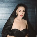 Serinda Swan Instagram - OSCARS Afterparty All glamour (albeit a little late) Shot by @aruti.ramela Dress @carolinaherrera Shoes @magdabutrym Clutch @jimmychoo Jewelry @alexisbittar @albrightfashionlibraryla Makeup @allison.giroday Big thank you to Adam and Omar 💋
