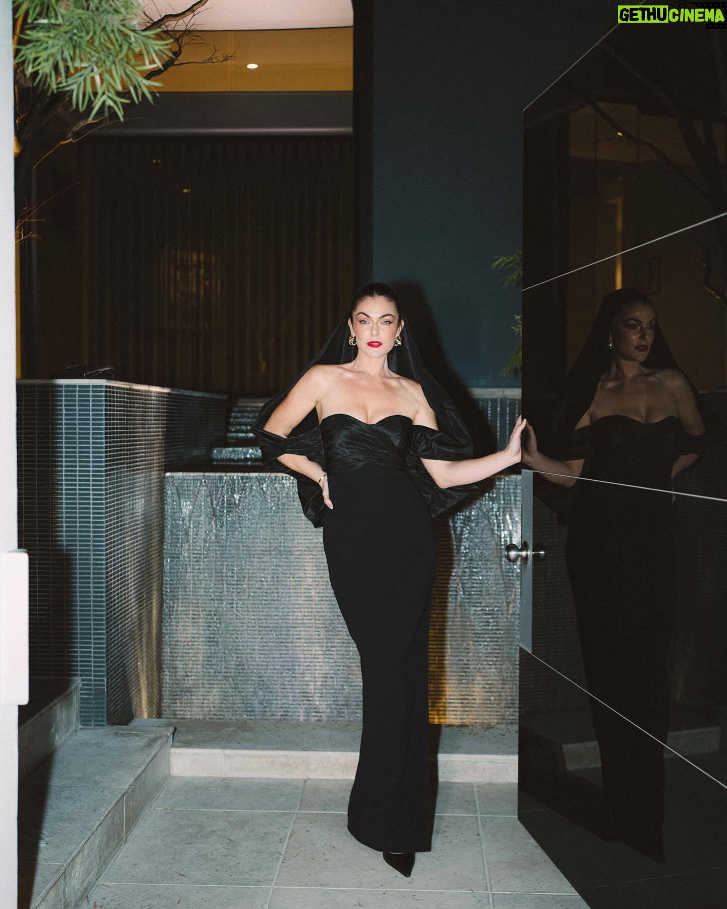 Serinda Swan Instagram - OSCARS Afterparty All glamour (albeit a little late) Shot by @aruti.ramela Dress @carolinaherrera Shoes @magdabutrym Clutch @jimmychoo Jewelry @alexisbittar @albrightfashionlibraryla Makeup @allison.giroday Big thank you to Adam and Omar π