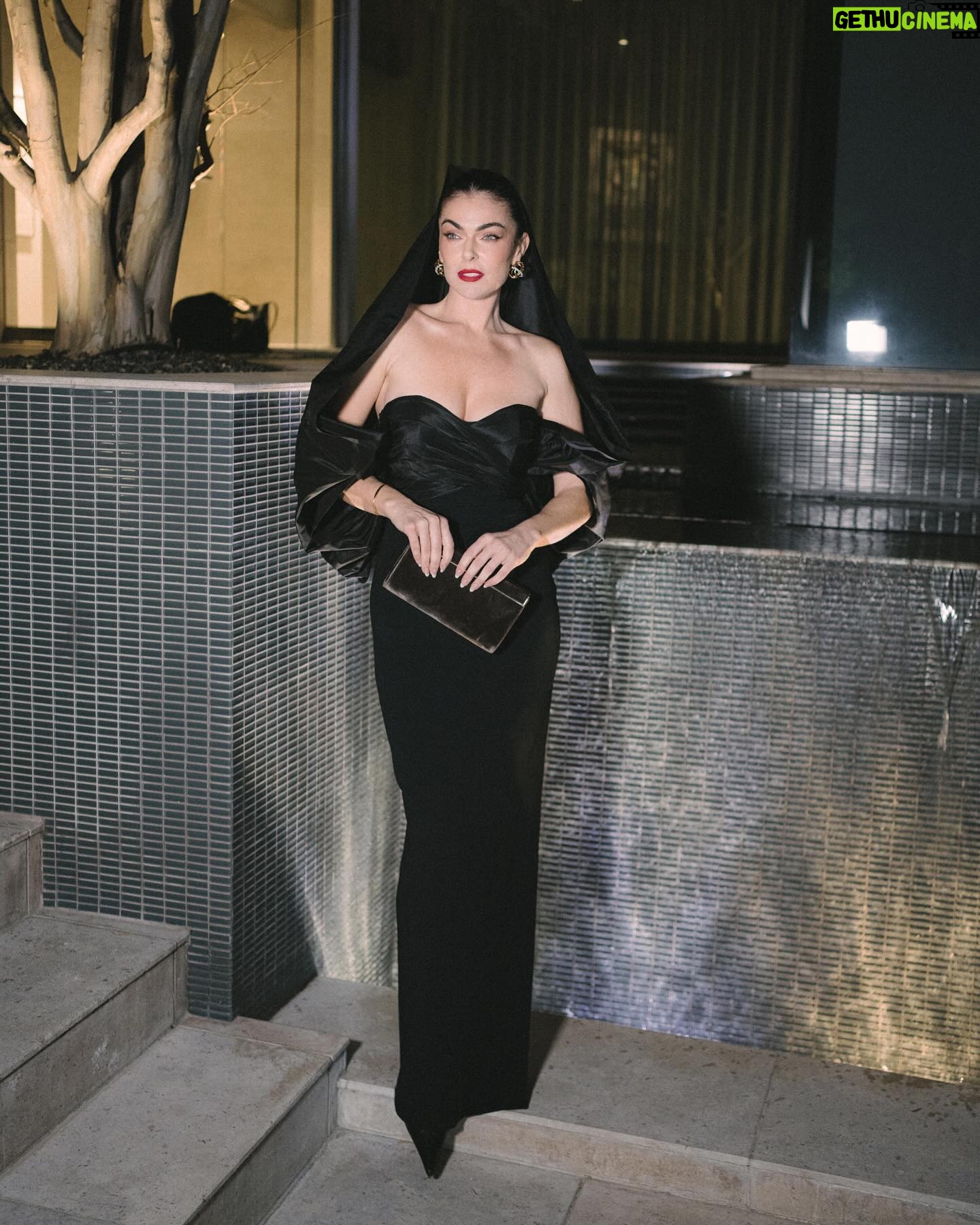 Serinda Swan Instagram - OSCARS Afterparty All glamour (albeit a little late) Shot by @aruti.ramela Dress @carolinaherrera Shoes @magdabutrym Clutch @jimmychoo Jewelry @alexisbittar @albrightfashionlibraryla Makeup @allison.giroday Big thank you to Adam and Omar π