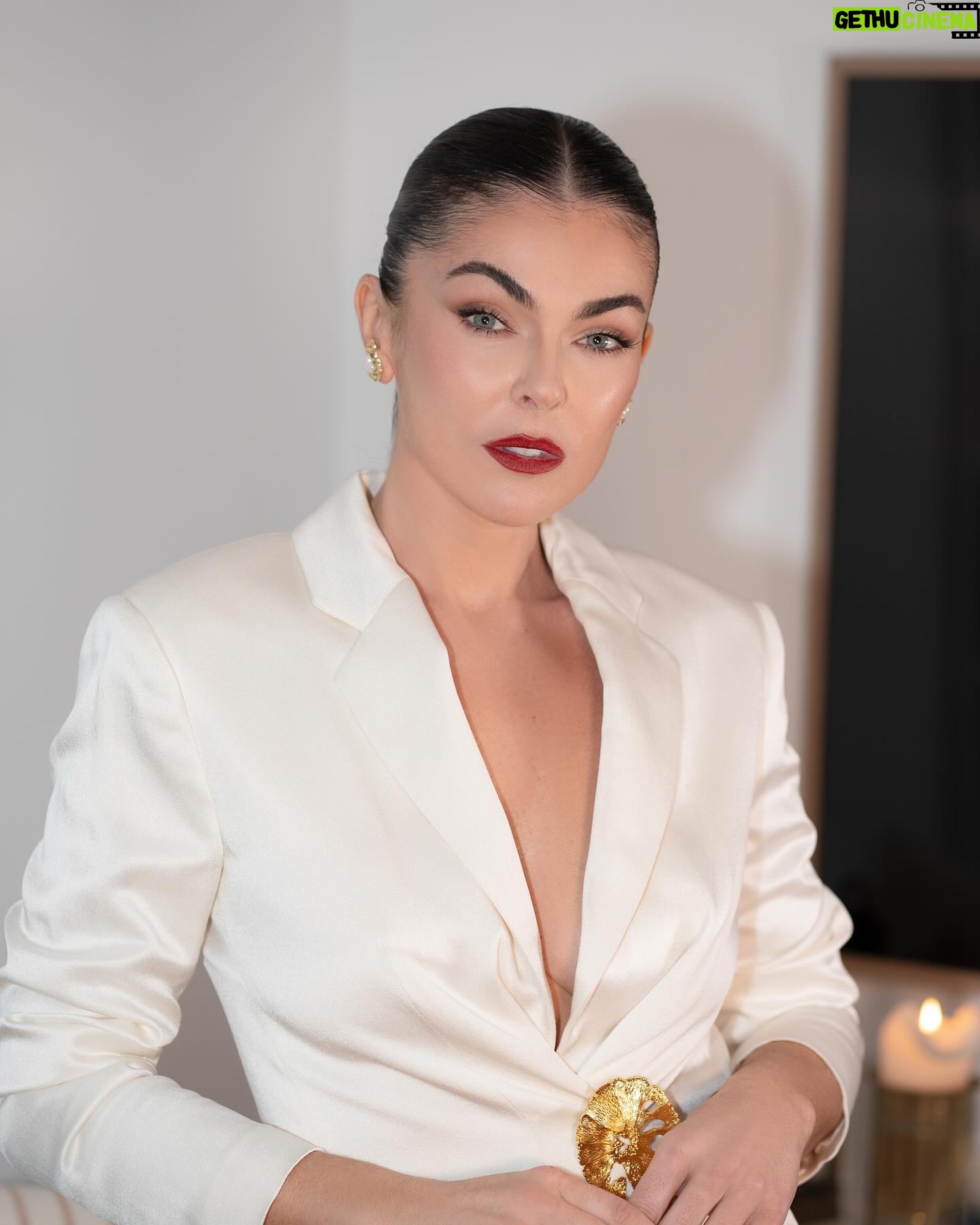 Serinda Swan Instagram - So good I could cry… but I won’t….Because that would ruin @jentioseco ‘s glam… Thanks to this dream team for shinning a girl up. Shot by @aruti.ramela ❤️ Wearing @kokhia.mk Earrings @vassiakostarabrand Pin @rigash_ @tata__pr @monikablunderbeauty @ilia