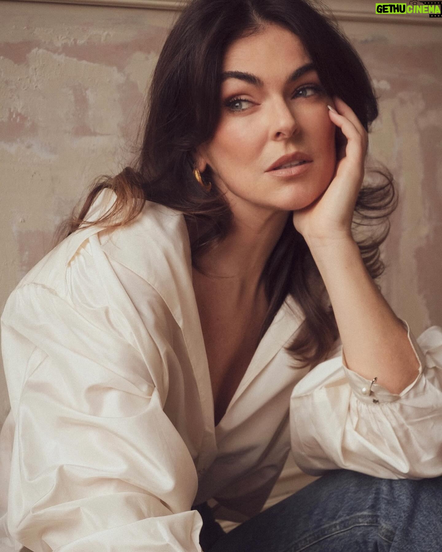 Serinda Swan Instagram - “It was a year of pushing past a bad belief system that I wasn’t good enough. Then in about a year, I started booking some great roles.” ❤️ LINK IN BIO Photography by @ace_creativestudio for @roseandivyjournal Wearing vintage @oscardelarenta Suit and top @jcrew Hair @patrickkylehair Makeup @jentioseco