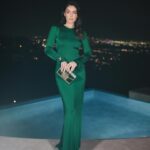 Serinda Swan Instagram - About last night… 💋 #oscars Photography & video @aruti.ramela Dress @victoriabeckham Bag @eliesaabworld Shoe @gucci @albrightfashionlibraryla Hair @clarissanya Mua @allison.girl day