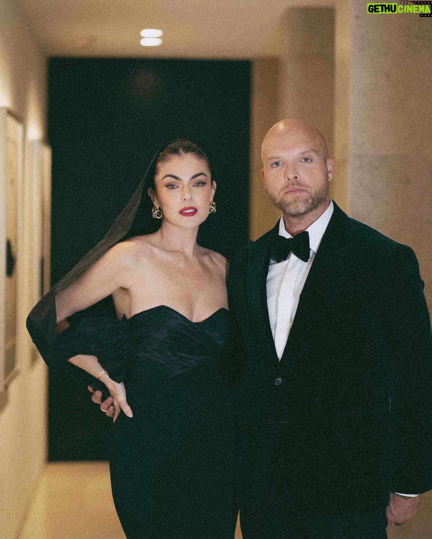 Serinda Swan Instagram - Thank you Elton for the marvelous evening for such an amazing cause @eltonjohn @ejaf Here are a few of my favorite moments ❤️ Clearly no fun was had 💋 OSCARS Afterparty wearing @carolinaherrera, jewelry by @alexisbittar, purse @jimmychoo, shoes @magdabutrym @albrightfashionlibraryla Glam squad @allison.giroday and photos by @aruti.ramela ❤️