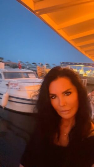 Serpil Çakmaklı Instagram - Herkesin yaşadığı iki hayat vardır.Biri herkesin bildiği vitrinlik,diğeri  de kimsenin bilmediği derinlik .Derinliklerimiz güzel olsun yeter .Abla candır can Güzel bir akşamdan kucak dolusu sevgiler #serpilçakmaklı #iyiakşamlar #iyigeceler #günbatımı #reels #mutlu #keşfetteyiz #tatil#asos #izmir #i̇stanbul #eskişehir #mutlupazarlar #mutlusabahlar#adana #antalyaturkey #ankara #tekne #restaurant#hayat