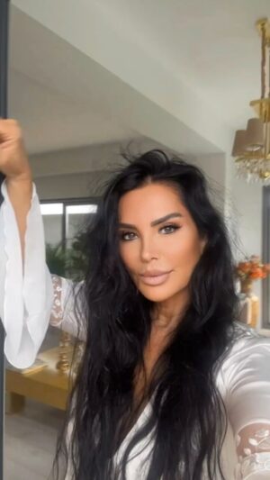 Serpil Çakmaklı Instagram - Yüzünüzün yüreğinizle güldüğü güzel bir gün olsun.Olmaz olamaz dediğiniz ne varsa, gerçek olsun.Bitmez dediğiniz ne kadar acınız varsa son bulsun .Gönüllerinize evlerinize huzur sağlık şifa dolsun canlarım kıymetlilerim .Günaydın hayırlı sabahlar, mutlu pazarlarınız olsun .Her zaman olduğu gibi sevgiyle kucaklıyorum sizleri 🙏❤️🥰#serpilçakmaklı #günaydın #mutlupazarlar #keşfet #reels #hayırlısabahlar#mutluhaftalar#muazezersoy#orhangencebay