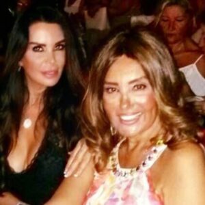 Serpil Çakmaklı Instagram - Sinemanın gamzeli güzeli canım baharım hiç pes etmedin, azminle, dik duruşunla, pozitif enerjinle ,hayata sıkı sıkı sarıldın .Hastalığının her evresinde mücadeleni sürdürdün ama bu sonuncu denemende yaşama tutunamadın.Sinemanın emektarlarından o kadar büyük kayıplar verdikki ne yazılır artık inanın kelimelere dökmekle zorlanıyorum. Başımız sağolsun acılı ailesine sevenlerine ilk öncede biricik oğluna sabırlar versin .Mekanın cennet ruhun şad olsun Seni tanımak çok güzeldi çok güzel anılar biriktirdik bu fotoğraflarda onlardan biri #baharöztan #serpilçakmaklı #sinema #yeşilçam #instgram #sinema