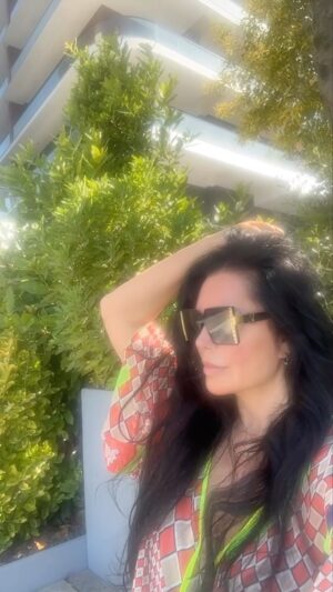 Serpil Çakmaklı Instagram - Bu günde böyle geçti❤️yaz sezonunu  açmış bulunuyorum canlarım .Tatil öncesi evimdeki havuzdan güzel tatil yerimi var deniz güneş havuz daha ne olsun şükürden başka 🙏En güzel akşamlar sizin olsun  #serpilçakmaklı #huzur #sinema #deniz #iyiakşamlar #reels #reelsinstagram #reelitfeelit #keşfetteyiz #istanbul #izmir #bodrum #antalyaturkey#almanyadakitürkler #isviçredekitürkler #fransadakitürkler #amerikadakiturkler #mutluluk#mutluhaftalar#aşk #mutlusabahlar#gun #yazakşamları #dostluklar#hayat #tatilkeyfi