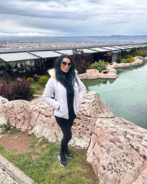 Serpil Çakmaklı Instagram - Harika bir boşvermişliğin  içindeyim. Bundan sonra her şey kendi önceliğim ve keyfim için.O yüzden doğru bildiklerinden ve inandıklarından asla geri dönme .Diyorum ve Eskişehir şelale parkının bu güzel manzarası ile siz sevenlerime mutlu sağlıklı aileniz ve sevdiklerinizle birlikte geçireceğiniz güzel bir pazar diliyorum 🙏#serpilçakmaklı #mutlupazarlar #keşfet #tünaydın #eskişehir#mutluhaftalar #günaydın #eskişehirşelalepark