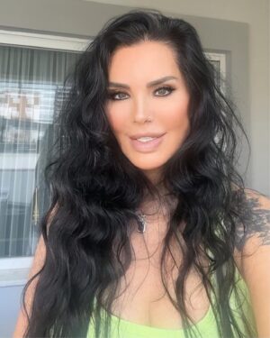 Serpil Çakmaklı Instagram - Sen iyilikle baktığın halde sana karşıdan kötü bakışlar ,kötü yorumlar, kötü sözler geliyorsa o kişinin dünyasında bunlar  vardır,o yermeyi incitmeyi,olumsuzluğu öğrenmiştir.Ne demişler kötü söz aslında kendisine aittir.O kişilerden uzaklaş Hayata sevgiyle bakmayı seçiyorum .Negatif kişi veya olayları hayatımdan uzaklaştırmaya niyet ediyorum.Bu olumlama hepinize gelsin güzel bakan güzel gören canlarıma seviyorum sizleri iyiki varsınız🙏❤️#serpilcakmakli #almanyadakitürkler #huzur #isviçredekitürkler #keşfetteyiz #reels #reelsinstagram #fransadakitürkler #amerikadakiturkler #sevgi #reelitfeelit#pazartesi #mutlusabahlar #aşk #iyilikyap #ritüel #hayat