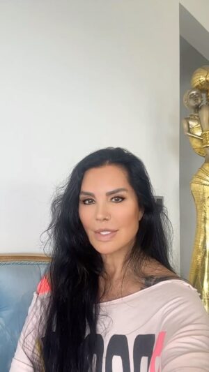 Serpil Çakmaklı Instagram - Annesini babasını kaybeden benden sizlere gelsin 🙏#serpilçakmaklı #mutlupazarlar #babalargünü #keşfet #reels #reelsinstagram  #izmir #istanbul #sinema
