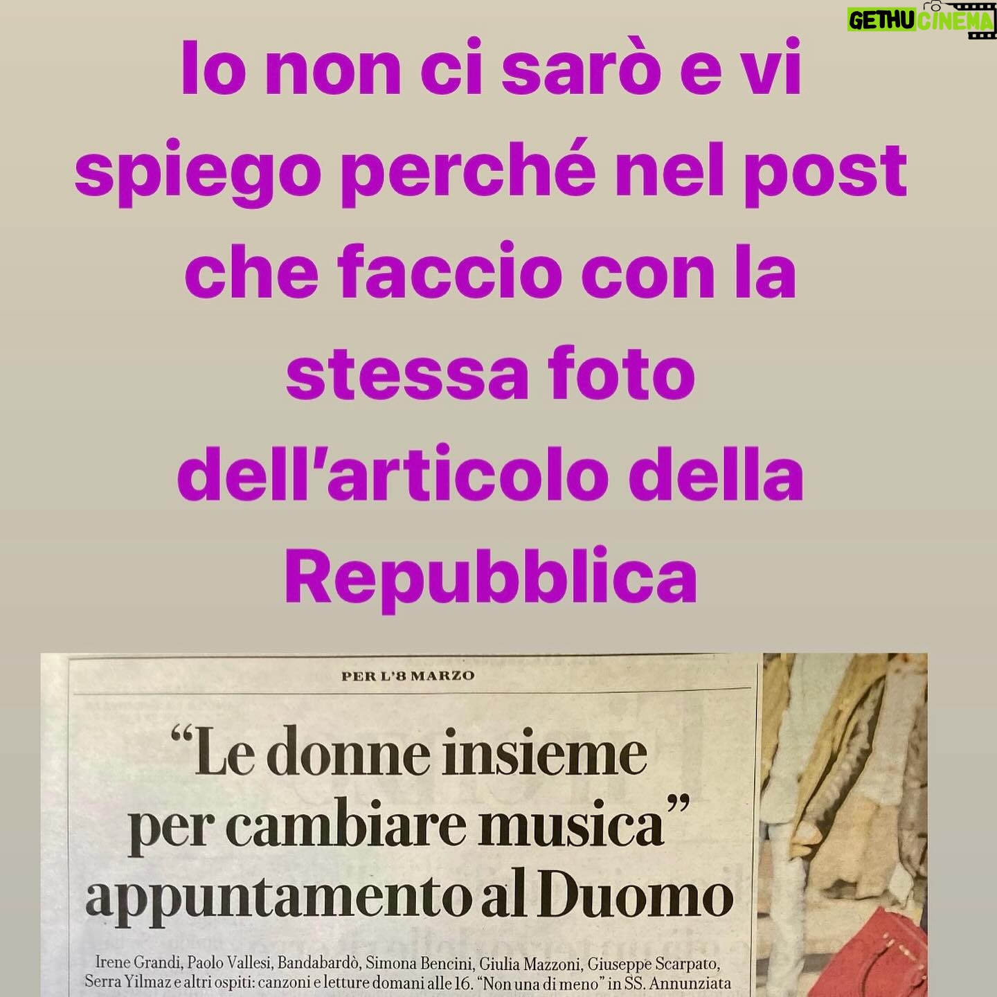 Serra Yılmaz Instagram - Sono in tournée con lo spettacolo « Magnifica Presenza », una decina di giorni fa la nostra direttrice di tournée ha chiesto a me e alla mia collega Tosca d’Aquino se volevamo partecipare alle manifestazioni dell’8 Marzo organizzate dalla Regione Toscana visto che saremo a Firenze. Io ho detto che volevo sapere di che cosa si trattava e che dopo avrei risposto, Tosca ha detto di no subito. Qualche giorno dopo sono capitata su un articolo di Toscana News dove si parlava della nostra presenza (magnifica certo) alla manifestazione con una lettura (!). Ho chiesto alla nostra direttrice come mai? Le è stato detto dal Teatro La Pergola che la Regione aveva fatto quest’errore. Ho voluto sapere con precisione dove? A che ora ? Cosa si fa? Mi hanno promesso una mail di spiegazione che fino ad oggi non è mai arrivata. E quindi ho fatto sapere che non ci sarò nemmeno io. Una tale mancanza di rispetto e di considerazione non dovrebbe succedere e si tratta di festeggiare le donne, di cambiare musica. Già prima di cambiare musica correggiamo gli errori. Perché insistere nella disinformazione ? E io che mi aspettavo una chiamata di scusa vedo che l’errore continua con allegria forse troppo candida sono per questi tempi ?#festadelladonna #teatrodellapergola #repubblicafirenze