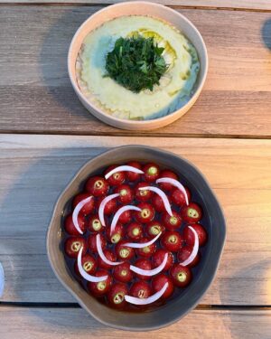 Serra Yılmaz Instagram - Evet son dönemde çok post yazmıyorum ama artık kayda değer lezzetleri ve güzellikleri yazmaya karar verdim. Karaköy’de eski Yolcu Salonunun yerine açılan Peninsula Otelin restoranı Gallada’ya davetliydik. Gallada bu mevsimde iki muhteşem terastan oluşuyor. En üstte bar altında restoran. Manzarayı görüyorsunuz, insan bakmaya doyamıyor. Fatih Tutak menusu yiyeceğimiz için de heyecanlıydık doğrusu. Enginar ve domates salatasıyla başladık, ikisi de çok leziz ve şaşırtıcıydı, zaten domatesler yemeğin sonuna dek soframızda kaldı arada dayanamayıp iki tane daha atıyorduk ağzımıza. Sonra biri yengeç biri karides dolu mantı damağımızı şenlendirdi. Siyah sarımsaklı fener balığının fotoğrafını bile çekemedik. Ama gelelim tatlılara : hem çok doyduğumuzdan hem şeker oranı yüksek tatlara uzak olduğumdan hem de sıkı bir “yuzusever” olduğumdan tabii ki yuzu karını seçtik! İşte bu tatlı bizi çocukluğumuza götürdü ve resmen sevindirdi! Kar yemiş iki kız çocuğu sevinciyle ayrıldık masamızdan! Şef Fatih Tutak’a ve bizi ağırlayan tüm Gallada ekibine çok teşekkür ederiz. Lezzetle kalın! @fatih_tutak @galladaistanbul #davet
🇮🇹 Siamo state invitate nel Ristorante Gallada sull’albergo Peninsula a Istanbul. La vista è grandiosa uno non vuole partire. Il menu è del chef doppio stellato Fatih Tutak ed è semplicemente squisito. Ne siamo partite con una gioia infantile visto il dolce che abbiamo mangiato: neve di yuzu!